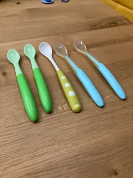cuillères pour bébé