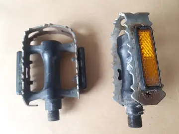 2 pédales de vélo en métal