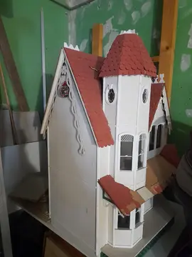 très grande maison de poupée
