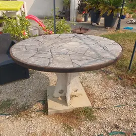 Table de jardin démontable, en béton