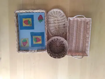 Lot de plateaux et corbeille