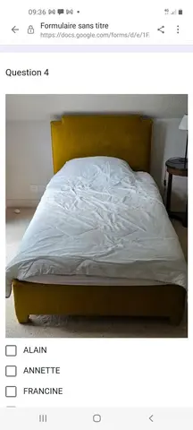 deux lits simples avec tête de lit