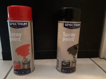 Bombe de peinture rouge et noire
