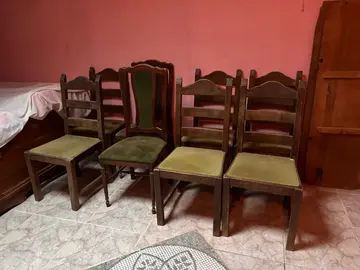 chaise bois et velours vert