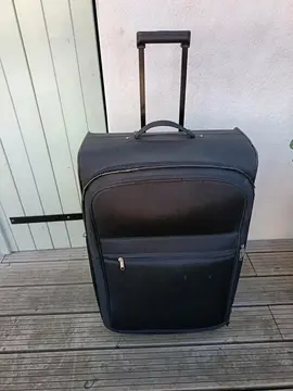 valise noire à roulettes