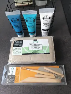 argile, outils et peinture