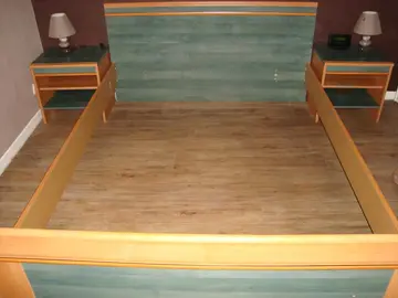 Cadre de lit + 2 tables de nuit + commode