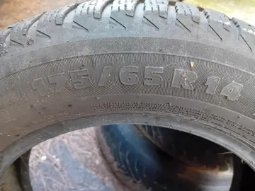 2 pneus 175/65 R14. Bon état