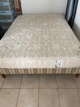 lit + sommier 140x190 bon état mais tâches