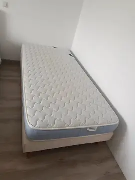 un lit d'une personne