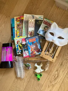 lot jouets, livres, vaisselle , deco….