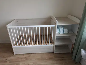 Lit de bébé avec rangements et table à langer