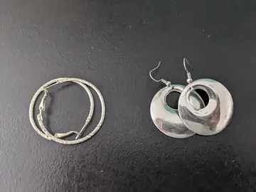 2 paires de boucles d'oreilles argentées
