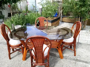 Table en rotin et ses 4 chaises