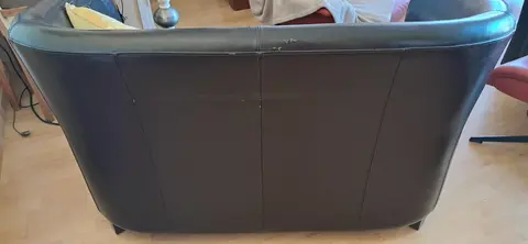 1 canapé tonneau et 2 fauteuils en cuir