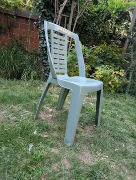 8 chaises de jardin en plastique robuste, très costaudes