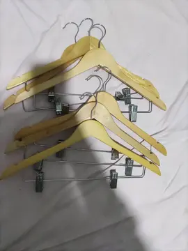 6 cintres à pinces en bois.