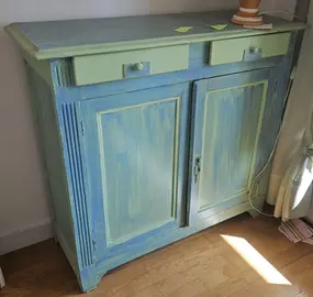 Commode colorée