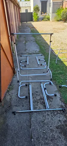 3 portants blancs pour vêtements