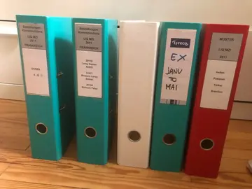 5 classeurs + lot de pochettes plastiques