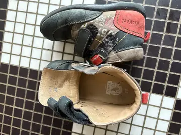 Paire de chaussures Kickers taille 25 .