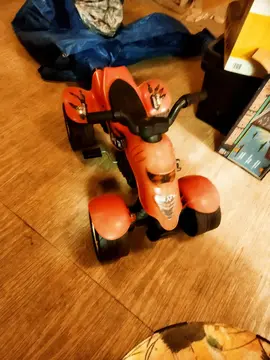 Petite moto enfant rouge à pédales