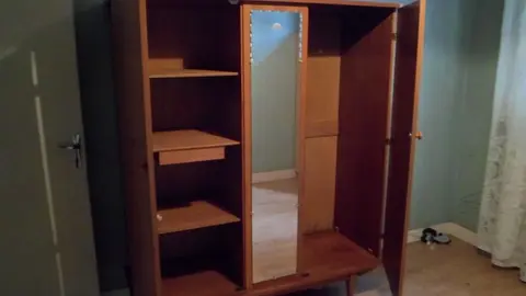 Ancienne armoire à glace en bois