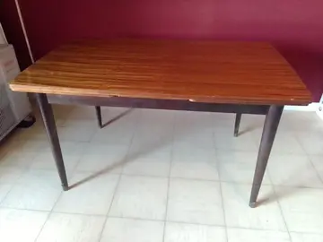 belle table acajou 1m40 x 85cm avec deux rallonges passe à 2m40 x 85cm. pieds et cadre tres fins.