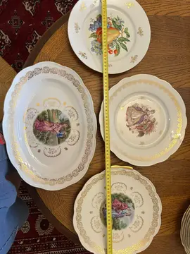 lot assiettes de présentation en porcelaine