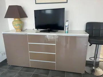 petit buffet ,sieges (4) et cadre de lit en bois avec chevet attenants et 4 tiroirs