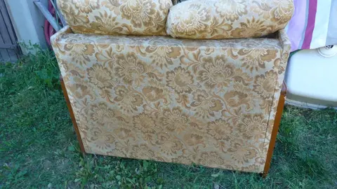 Banquette lit et matelas de 80 et petit canapé en bois
