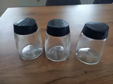 3 pots en verre à épices