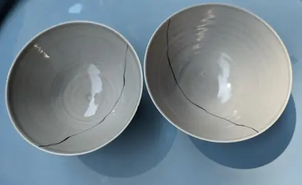 2 petits bols dont un en parfait état et l'autre très légèrement ébréché