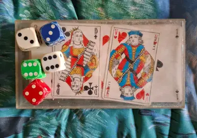 lot de 5 dés et jeu de cartes