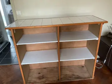 Bar en bois avec étagère, dessus carrelage