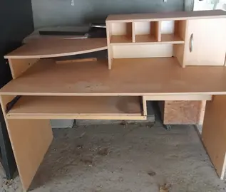 Bureau avec tablette pour mettre le clavier