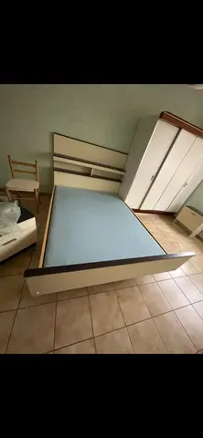 chambre avec armoire