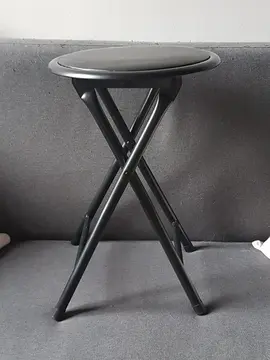 Tabouret pliant noir.