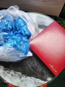 une centaine de surchaussure et boîte à bijoux