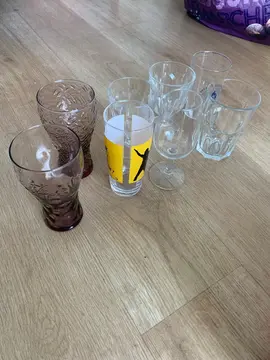 Lot des tasses et des verres