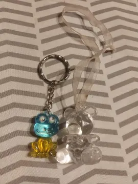 porte clé grenouille et nounours avec un ruban