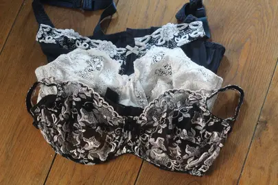 3 soutien-gorge 95E ou équivalent