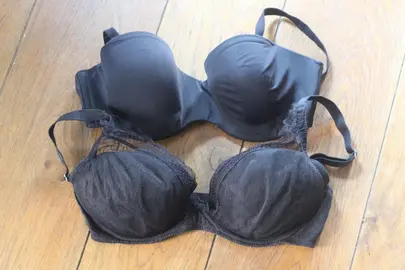 2 soutien gorge noir à armatures