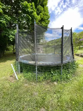 grand trampoline de 4m de diamètre.