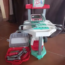 TABLE DE VETERINAIRE ET DINETTE