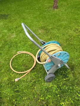 tuyau arrosage et devidoir roulant