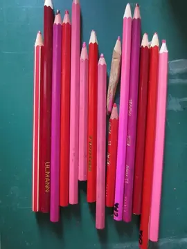 Lot crayons rouge et rose