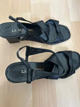 Sandales en cuir noir taille 39