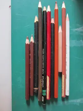 Lot crayons noir, marron et 1 blanc