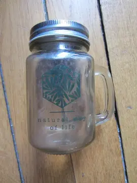 Mug en verre couvercle troué pour une paille